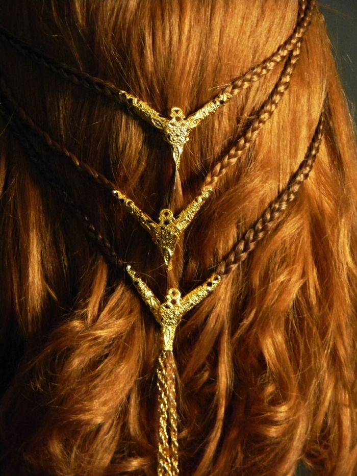 端に黄金の飾りを持つ3本の小さな紐、赤い髪編みの髪型