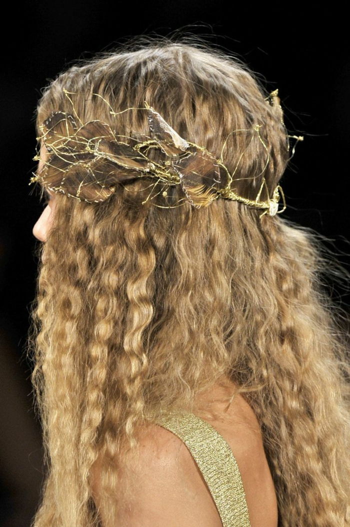 髪の毛のような金色のワイヤーのティアラを持つ縮毛、金髪の髪型中年