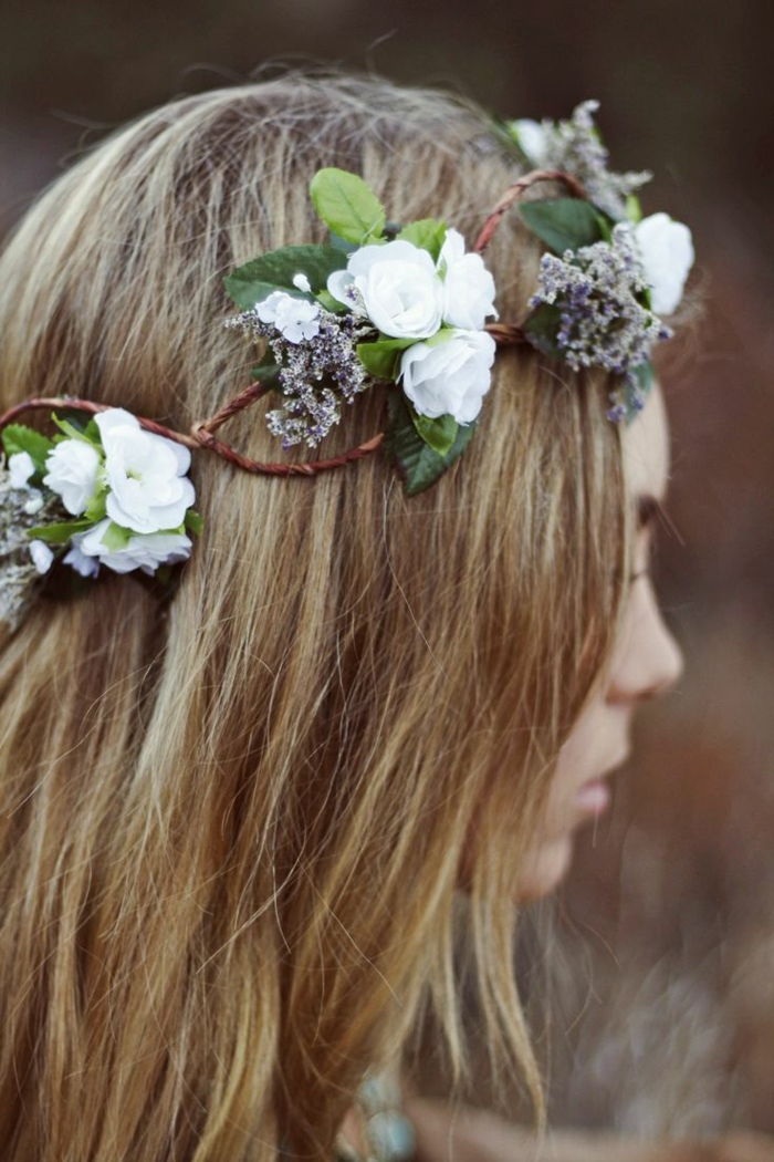 中世では、女性はとても頻繁に髪の毛に花を編み込んだ - 中世のヘアスタイル