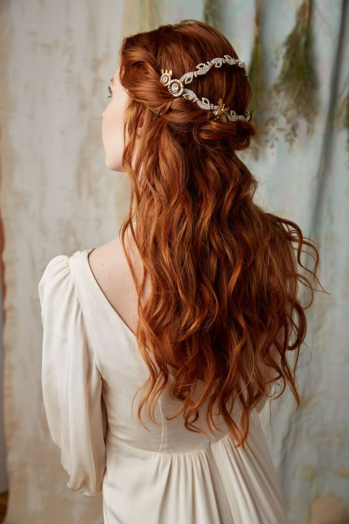 păr roșu cu bucle, cum ar fi coafura împletită de coronite, accesorii de păr de aur cu perle