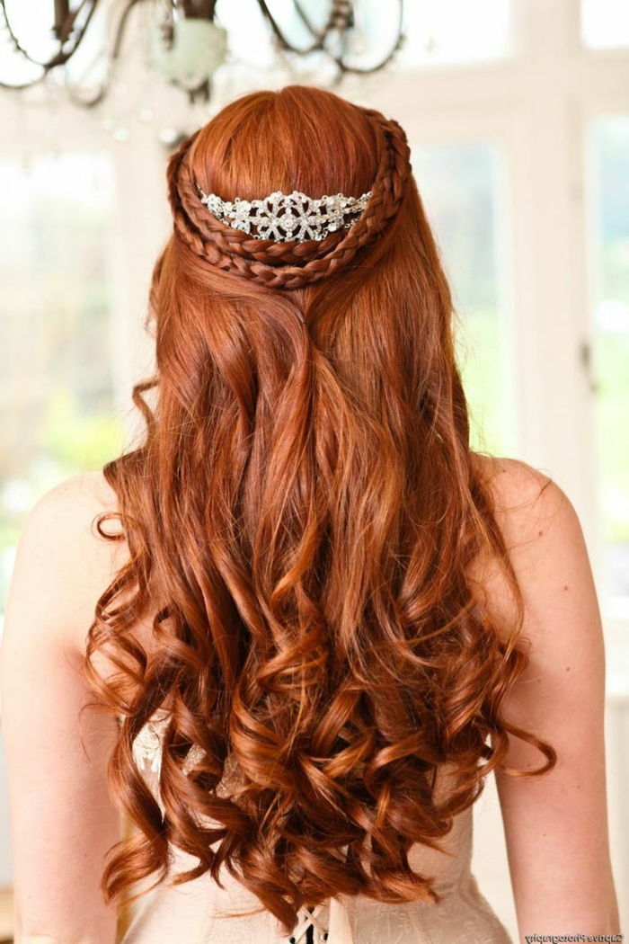 赤い髪、2本の編組、銀のティアラ、結婚式の髪型のための緩やかなカール