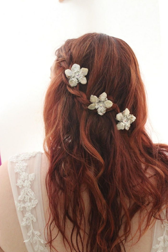 păr roșu împletit cu o panglică și o bijuterie frumoasă albă, cum ar fi coafura de flori