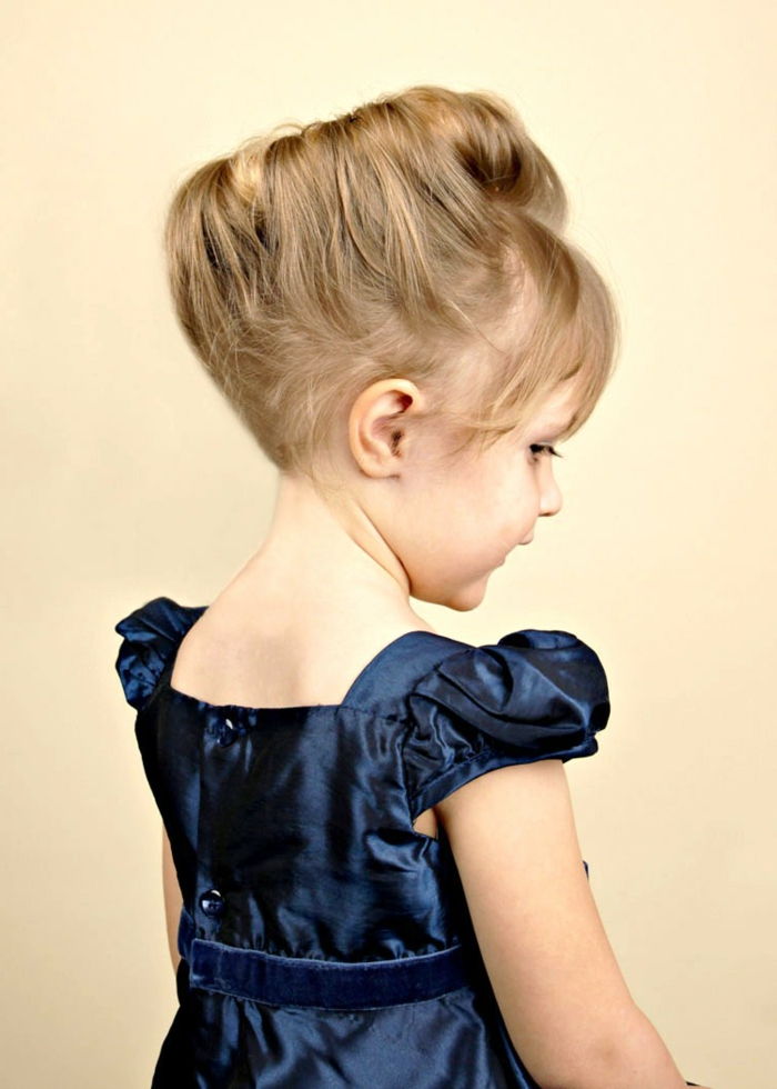 青いドレスを持つ少女のかわいい中世の髪型