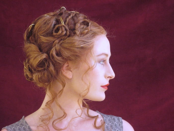 赤い髪の中世の貴族の髪型、灰色のドレス、ピンクの口紅
