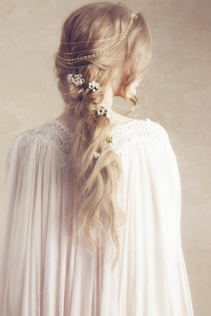 păr lung blond împletit cu lanțuri și flori - coafura împletită lateral