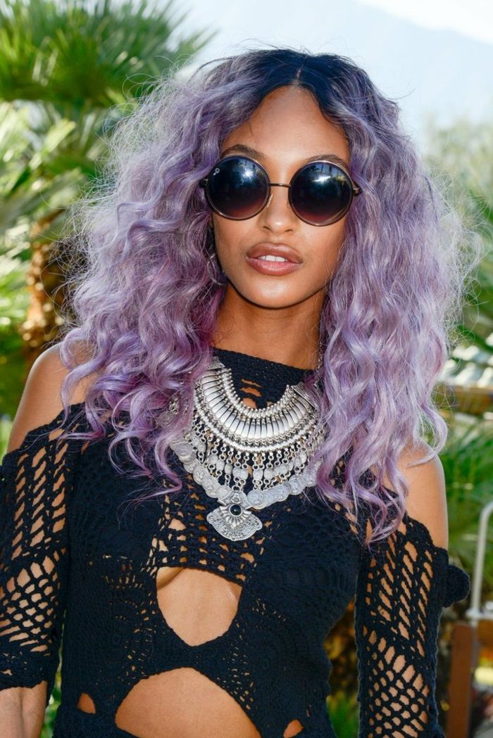 păr purpuriu, femeie cu păr curl violet și ochelari de soare rotunzi în stil retro, stil boho