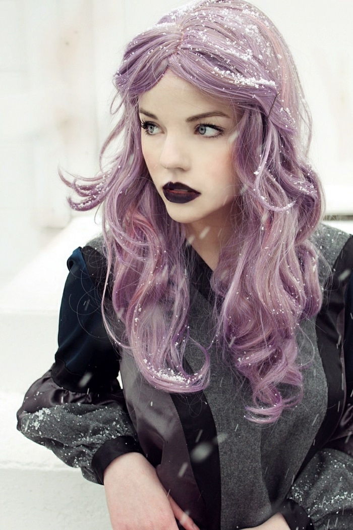 culoarea parului violet, părul curl de lungime medie, coafura cu bucle, machiaj pentru păr purpuriu