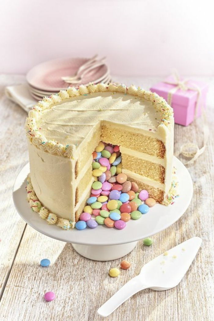 Lekkert kake fylt med candies laget av hvit keramisk kake stativ