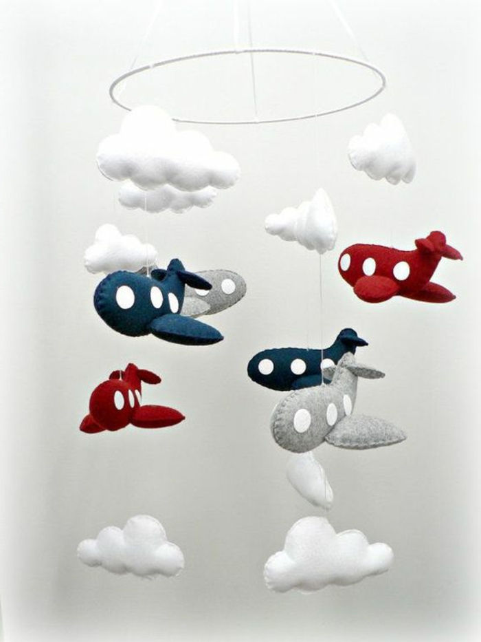Kırmızı ve mavi pamuklu yün uçaklarla mobil model