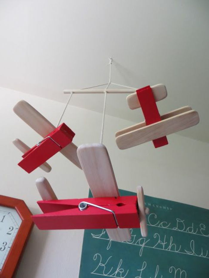 Fly mobil laget av trebraketter i rød farge