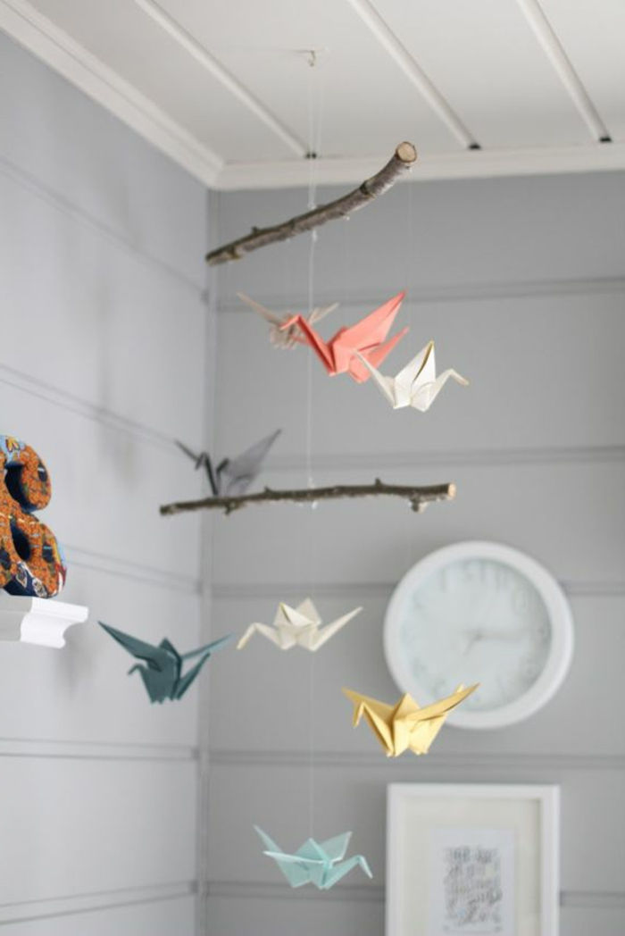 Mobiel van echte takken voor montage en origami-kranen van origami papier