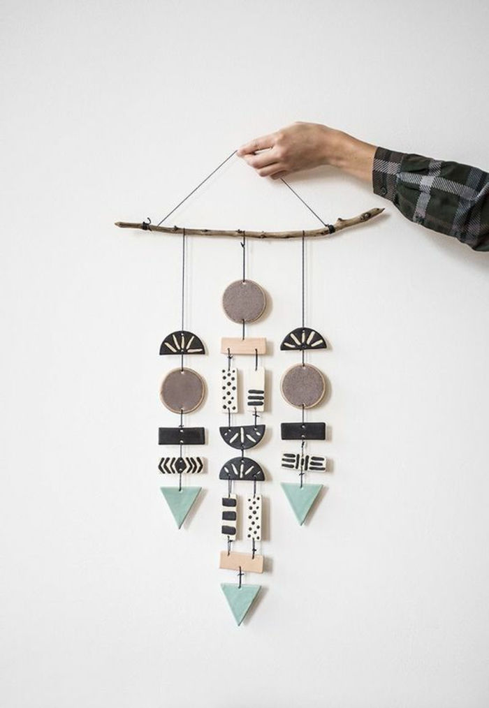 en abstrakt modell av mobil tillverkad av plast och trä
