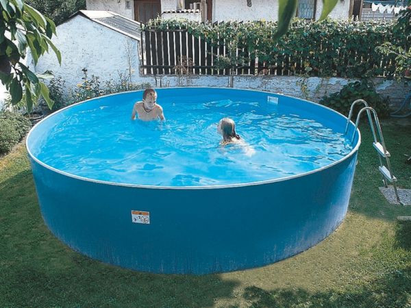 mobilný bazén s okrúhlym tvarom deti hrajú dve deti
