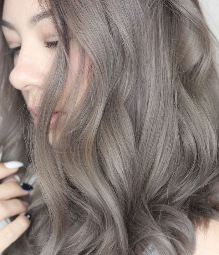 Design módne-gray-hair-vábenie-and-nail