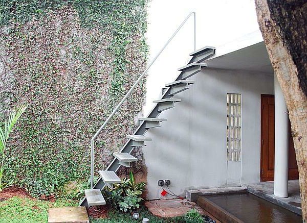 Modern-ve-cool-tropik-ev-tasarım-in-Tangerang'daki-Endonezya-açık merdiven-den-onhomedesign-dot-com