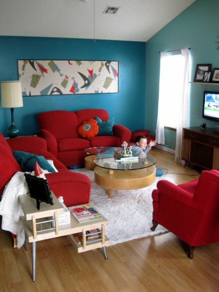 moderne møblert leilighet røde møbler sofaer