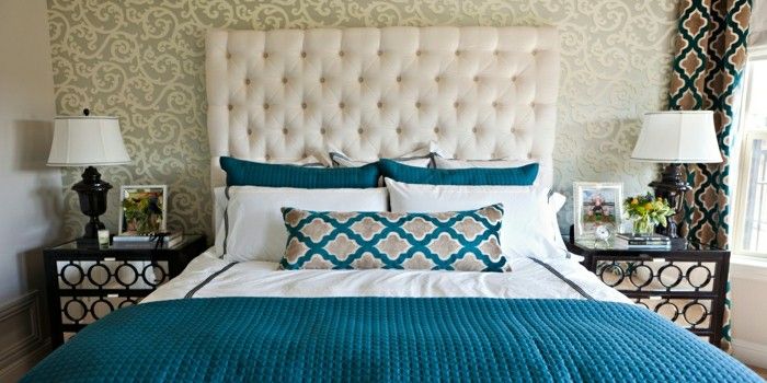 modern ingerichte slaapkamer elegant beddengoed sprei turquoise