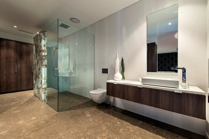 bela casa de banho com cabine de duche de vidro elegante