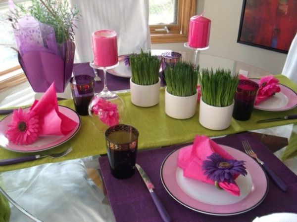 roz-violet-inflorit-table-deco-verde