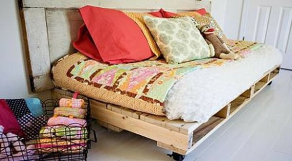 modern-looking-soffa-ut-pallar-många färgglada kasta kuddar