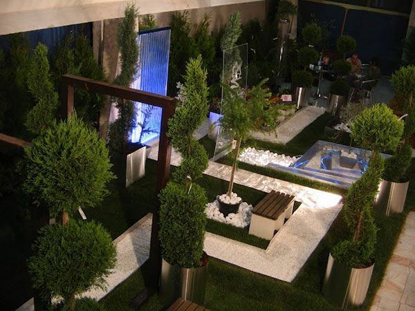 labirynt przypominający - biały chodnik w luksusowym ogrodzie z zielonymi drzewami - prywatność