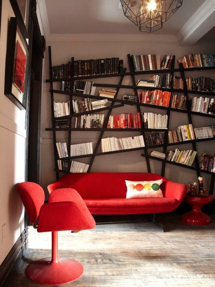 Moderné objekt Asymetrické knihy múr červenej pohovke s-modernom dizajne