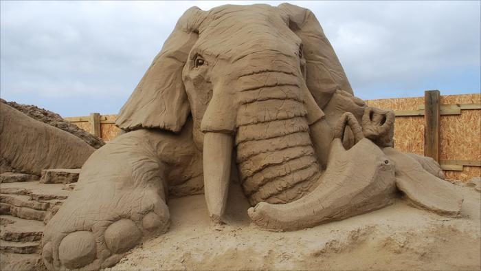 Moderne skulptur fra sand Elefant