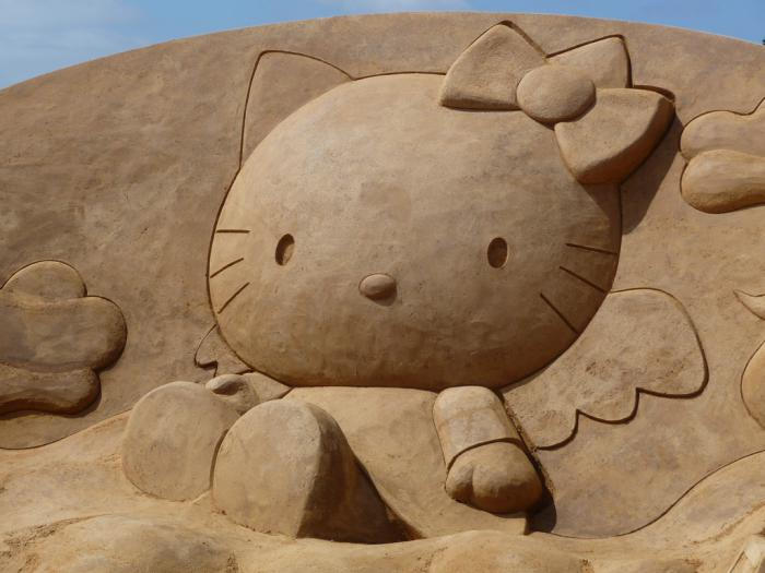 Moderna skulptura iz peska Hello Kitty