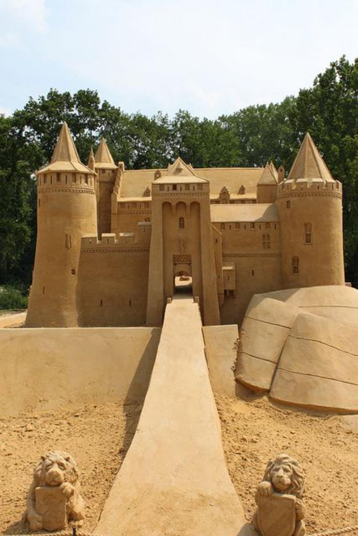 Sodobna Skulptura iz peska miniaturo gradu