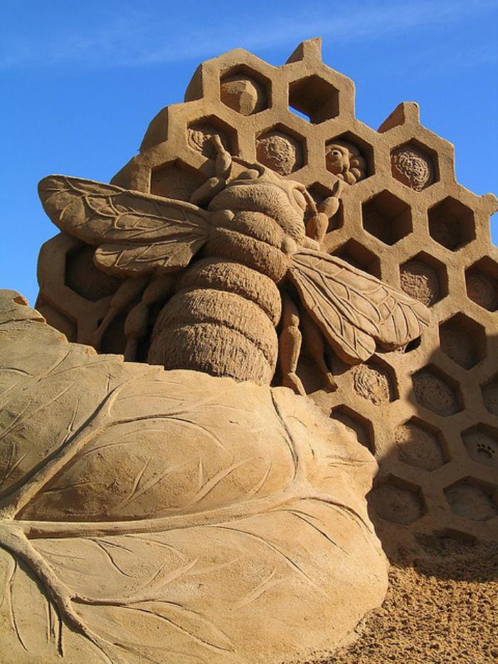 Moderne skulptur fra sand-tipp-Bee