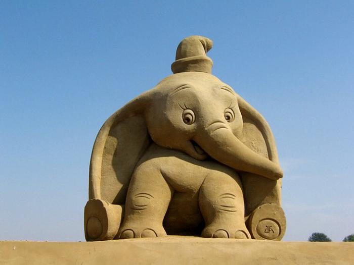 Moderne skulptur fra sand liten elefant