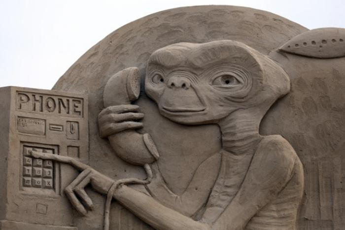 moderne skulpturer-fra-sand utenomjordiske vesener-fra-Spielberg film