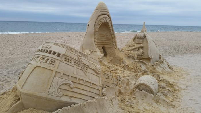 moderne skulpture-iz-pesek lomljen Shark ladje