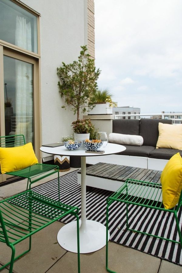 moderne terrasse utforming-med-svart-hvitt-teppe