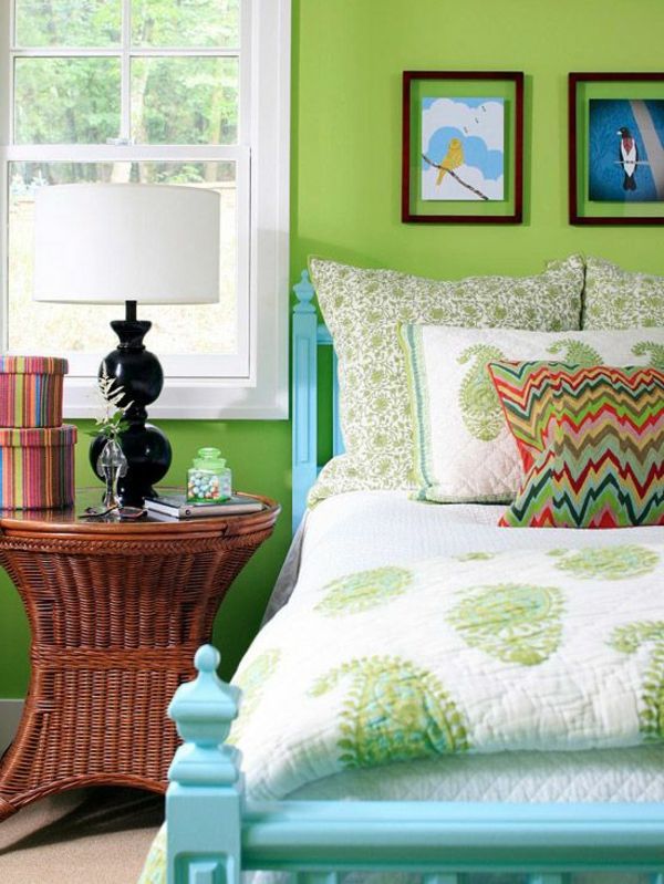 Moderna stenska oblika-v-zelene-barve-v spalnici