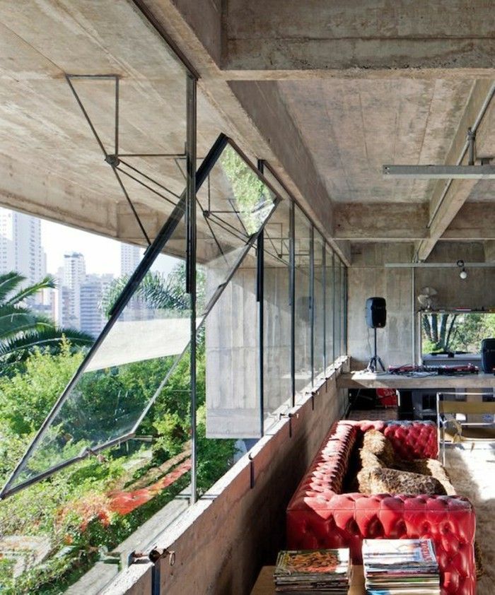 modernus butas-of-betono-ir-stiklo-raudona odinė sofa su mygtukais