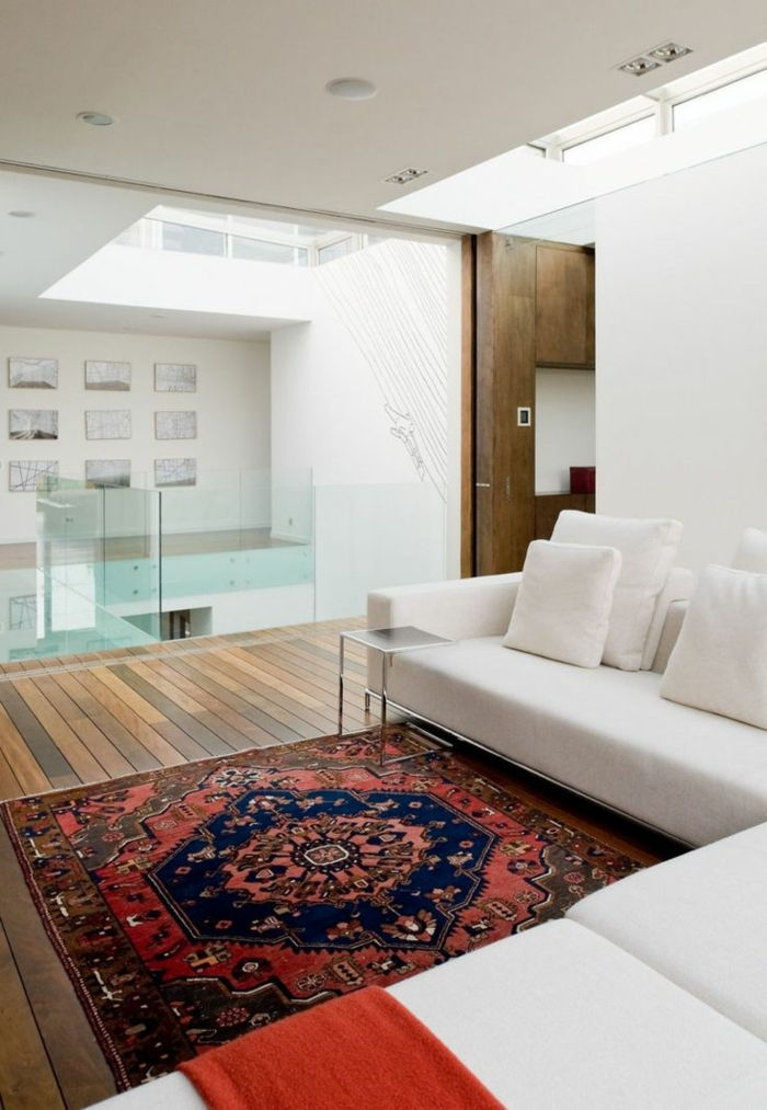 moderne leilighet-minimalistisk oppsett orientalsk teppe