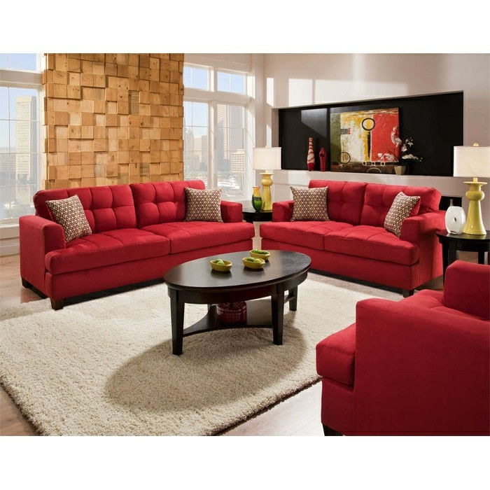 modernus butas-su-trimis-raudonos sofos