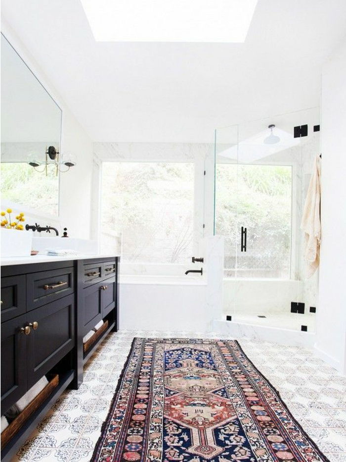 moderna lägenhet-vit-väggar-svart-skåp kontrast orientalisk matta