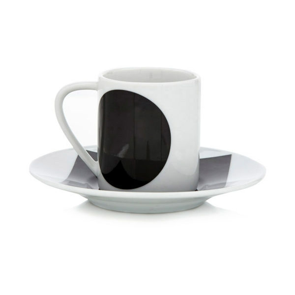 Moderne attraktive-espressotasse-i-hvit-og-svart-cool-modellen