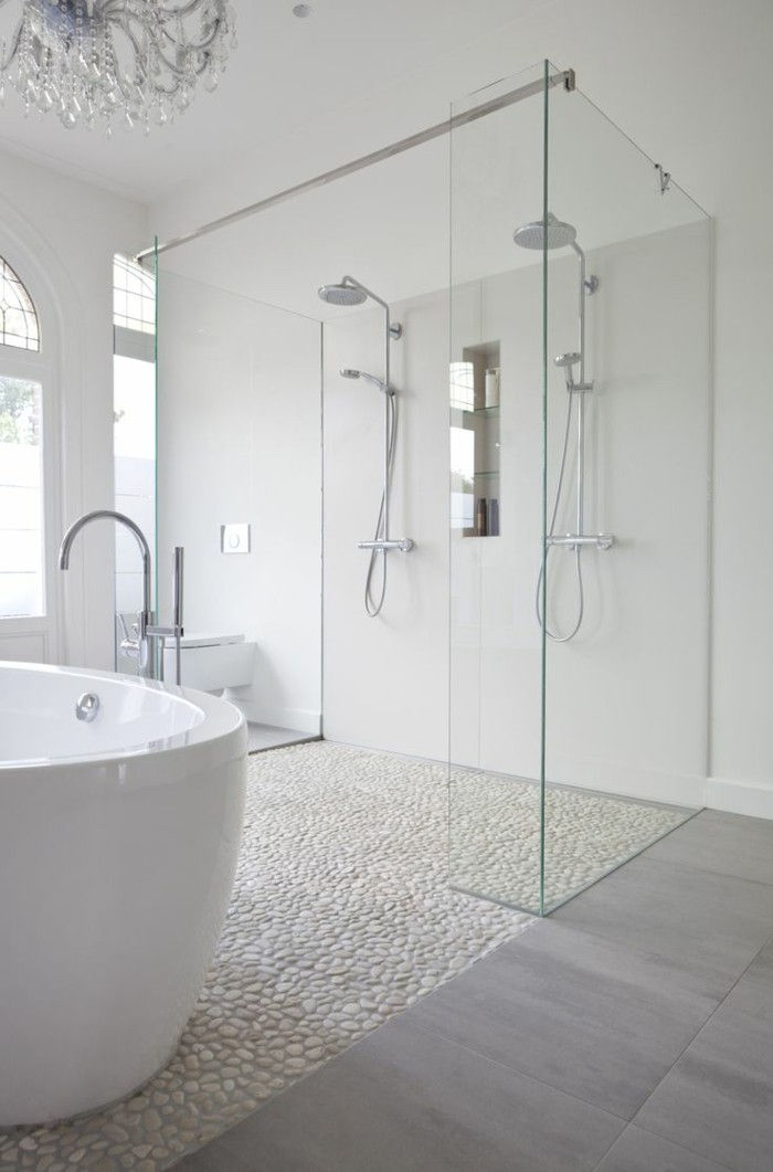 Moderne bad-stor-fin dusj kabinett-bad-i-hvitt