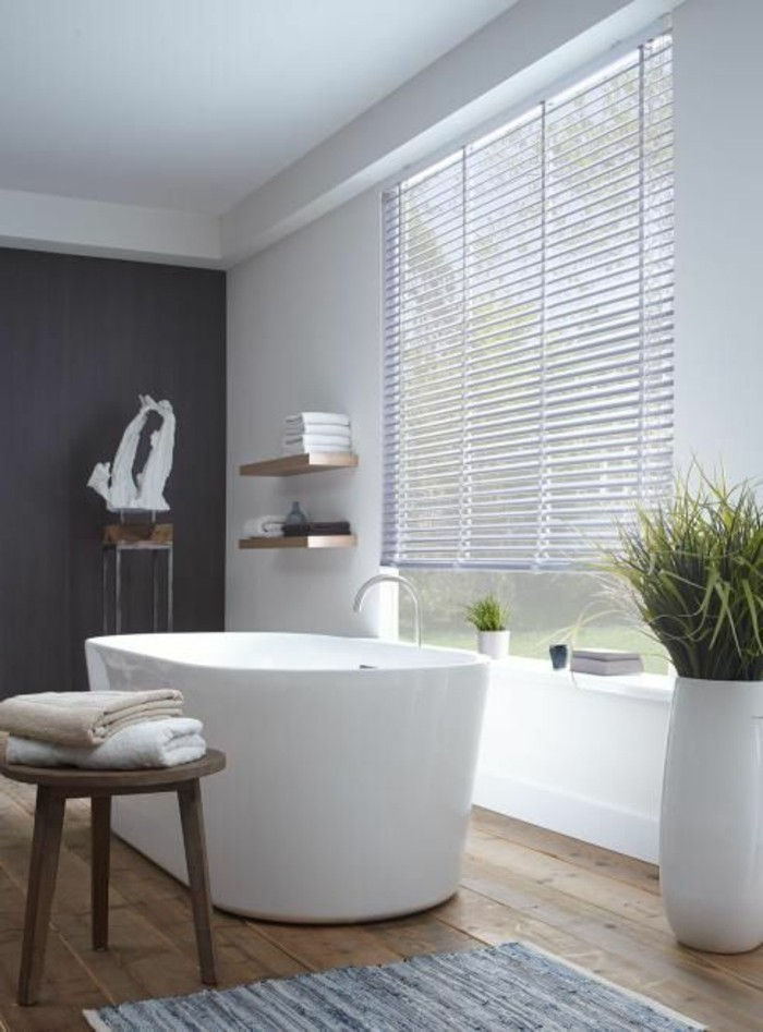 Moderne bad-hvitt-minimalistisk-design-frittliggende bad