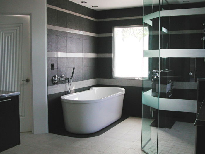Modern banyo-tasarım fikirleri-siyah-duvarlar-güzel-beyaz-küvet