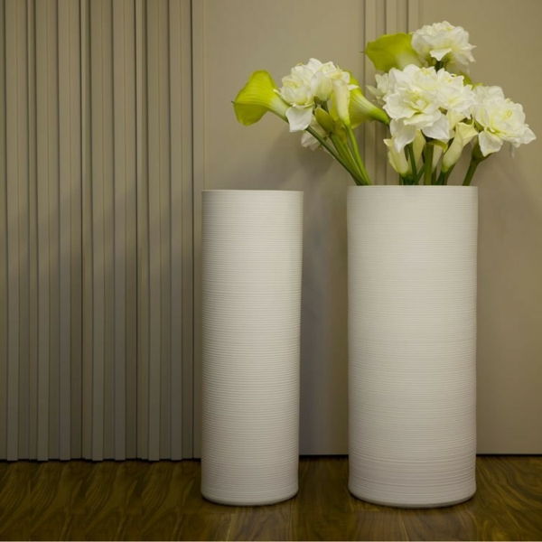 moderno-nadstropje-vaza-v-beli-s-cvet-ozadje v okra