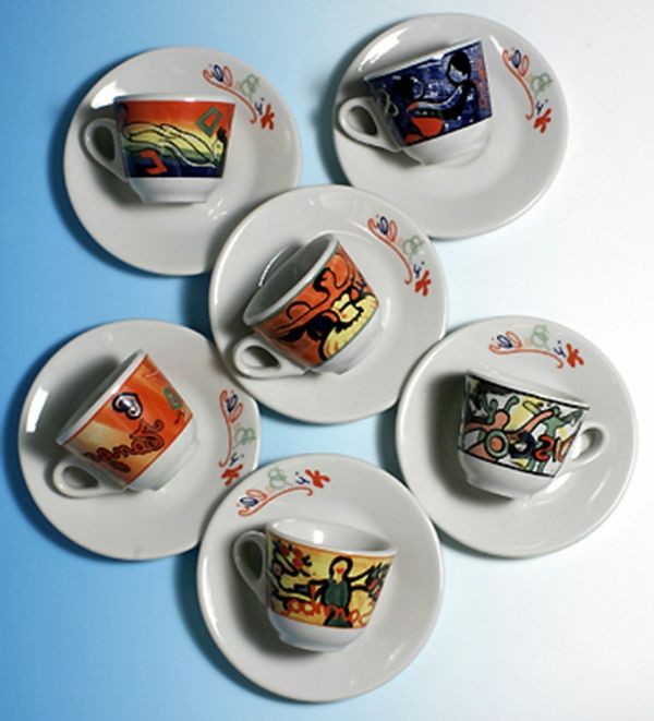 šiuolaikiška spalvota espreso puodelio nuotrauka paimta iš viršaus