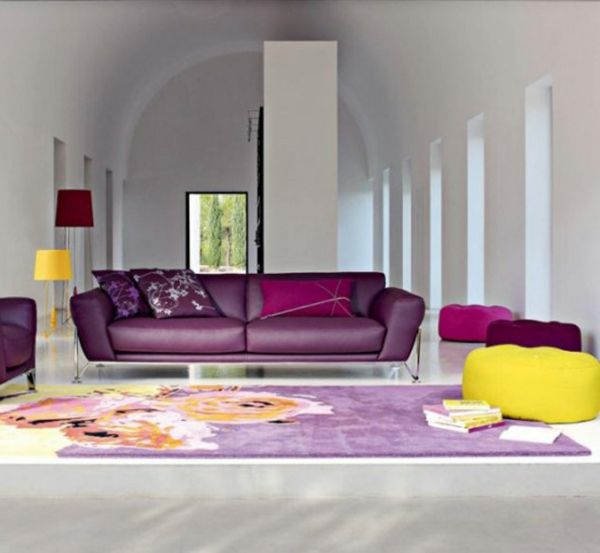 moderni deko-living-room-super-kilimai ir geltona išmatose