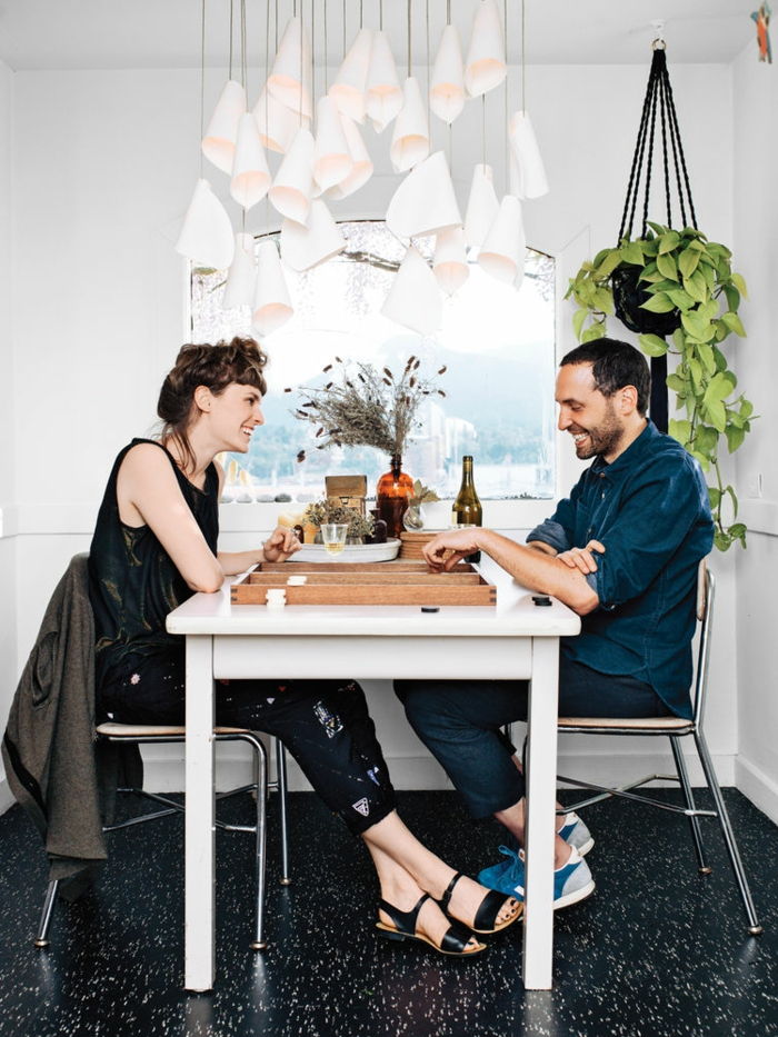 Modern-eetgedeelte-man-and-woman-at-table