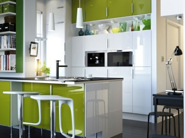 Instalație de gătit cu baruri de culoare albă și verde în bucătărie