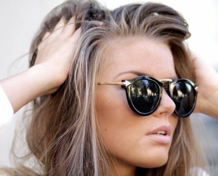 moderne-femeie-cu-ochelari-cool-colorat păr-între-maro-auriu