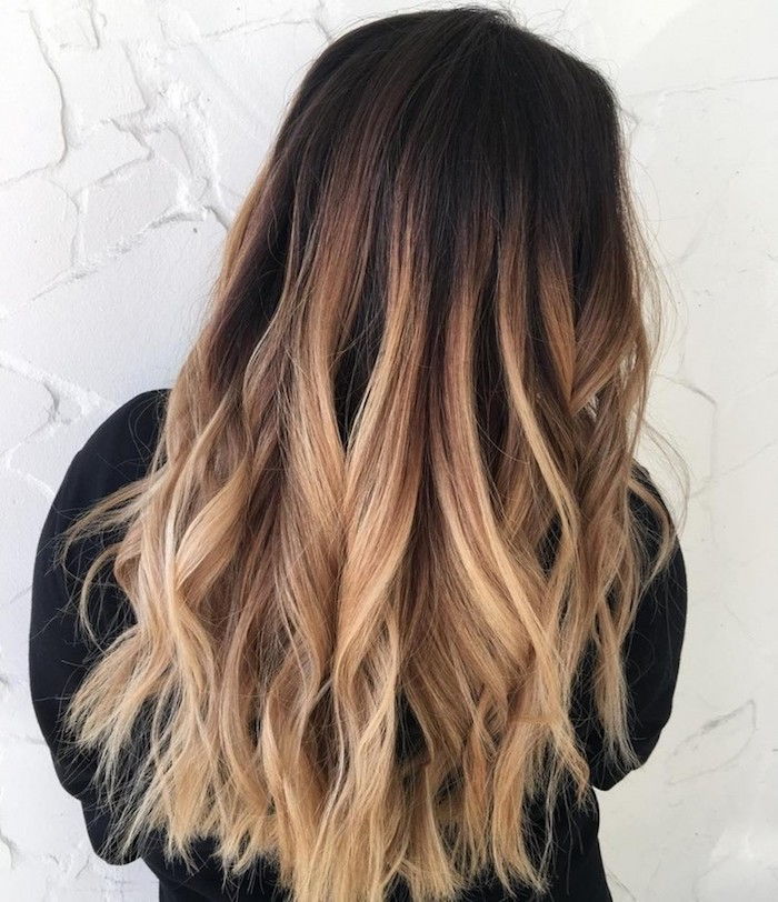 dlhé vlasy prirodzene tmavo hnedé farby s blond vlasmi a hrotmi atraktívnejšia tvoria curlingové kudrlinky